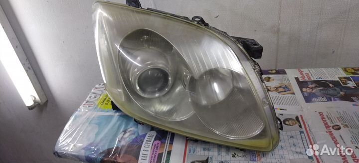 Фары Toyota Avensis T250