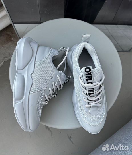 Кроссовки женские