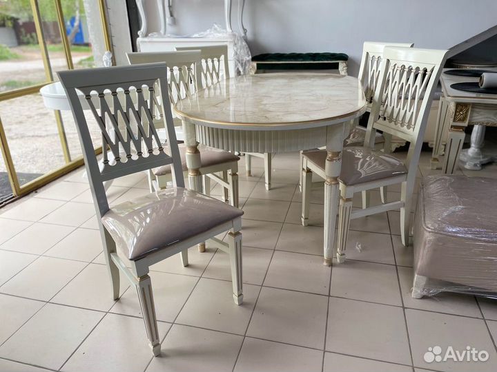 Стол с мраморной столешницей