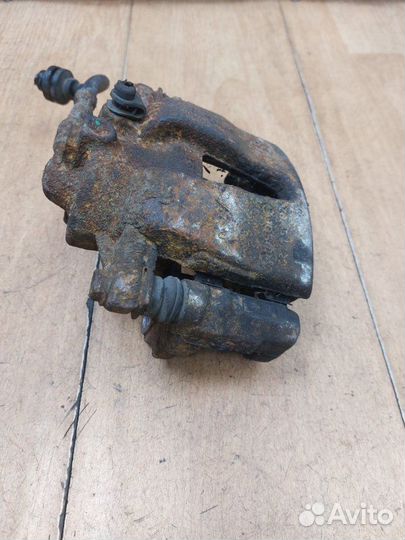 Тормозной суппорт передний левый Opel Corsa D