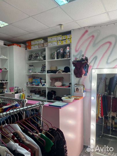 Шоурум магазин одежды и обуви