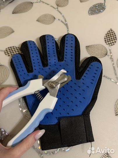 Рука расческа и когтерезка