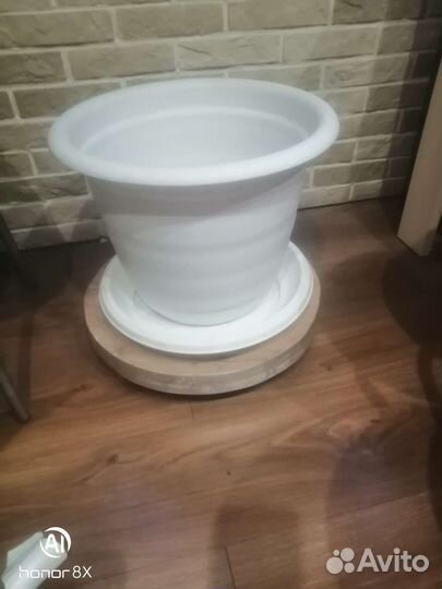 Большой цветочный горшок