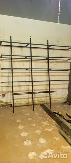 Железная полка пристенная