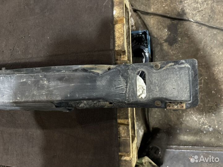 Усилитель переднего бампера Kia Magentis 1