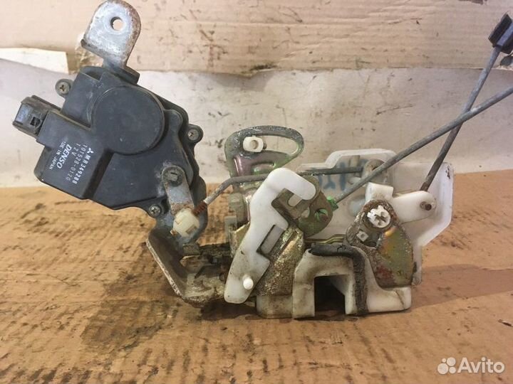 Замок двери задний правый Mitsubishi Pajero 3