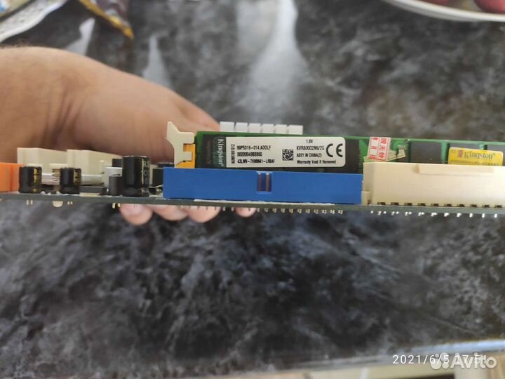 Материнская плата с процессором и памятью