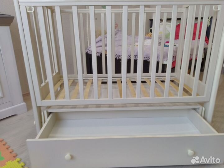 Детская кроватка с маятником, ящиком плюс матрас