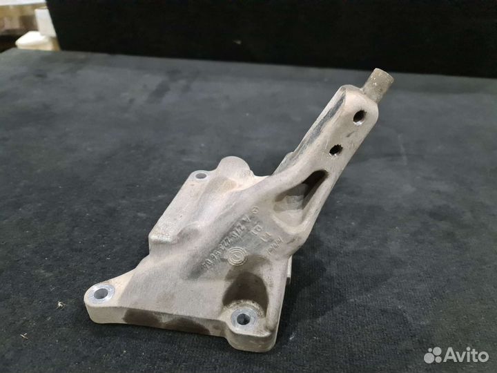 Кронштейн опоры двигателя правый Mercedes W222