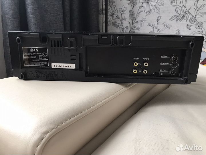 Видеомагнитофон кассетный LG P43W