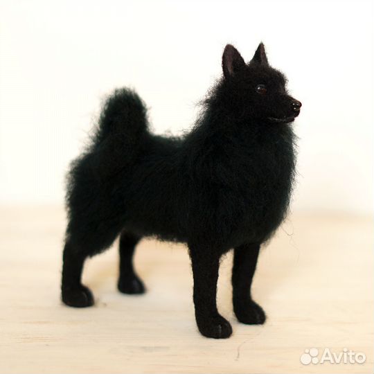 Фигурка собаки породы Шипперке. Валяная игрушка