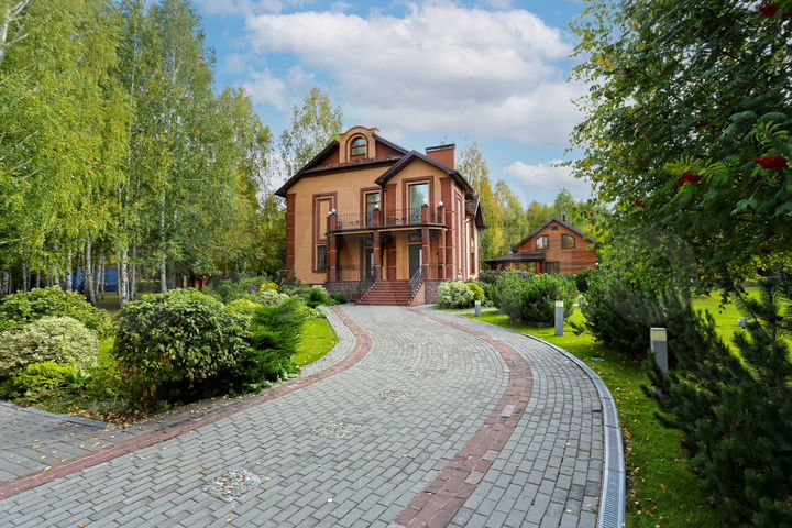 Коттедж 380 м² на участке 70 сот.