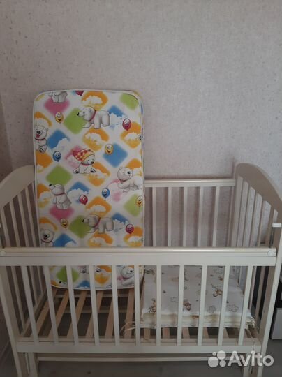 Детская кроватка с маятником
