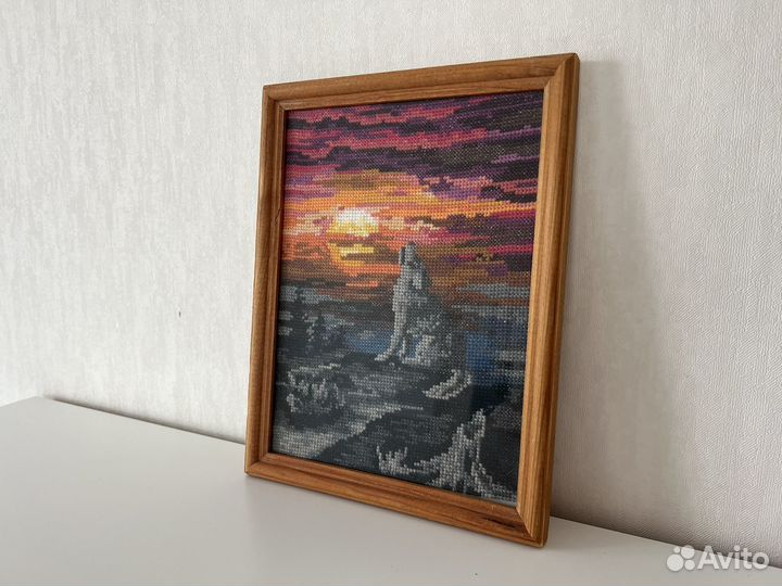 Картина вышитая крестом в рамке со стеклом
