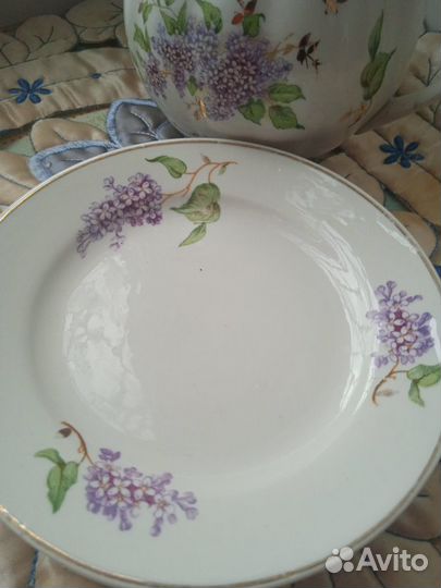 Молочник и тарелки 