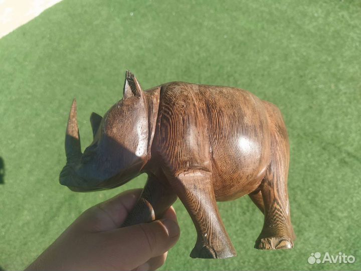 Носорог из красного дерева