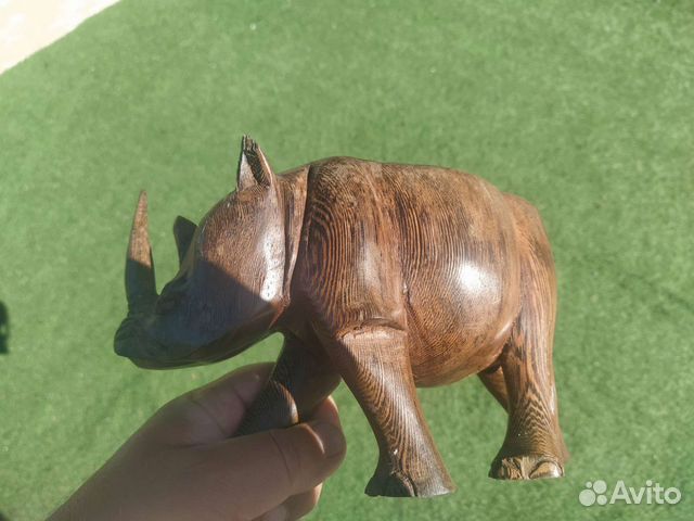 Носорог из красного дерева