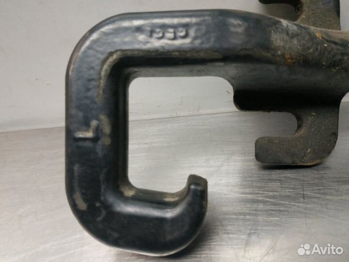 Крюк буксировочный левый Jeep Grand Cherokee WK2