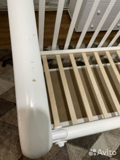 Детская кроватка с маятником и ящиком