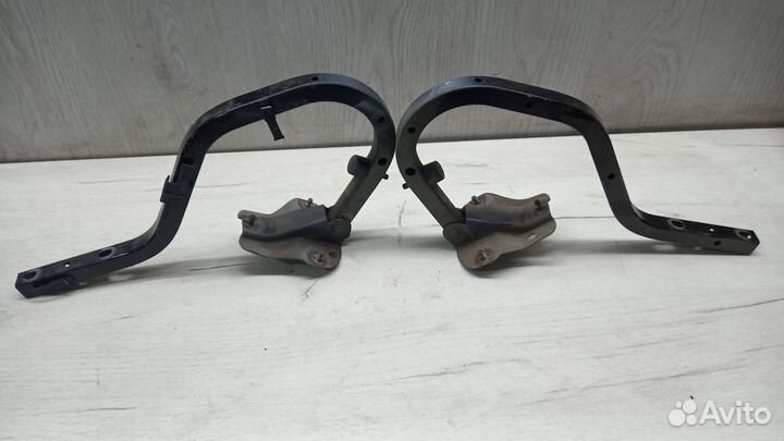 Петля крышки багажника Mazda 323 BA