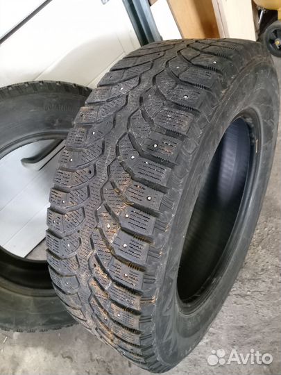 Bridgestone Blizzak Spike-01 215/65 R16 98T