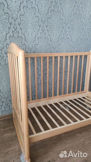 Детская кроватка с маятником и ящиком