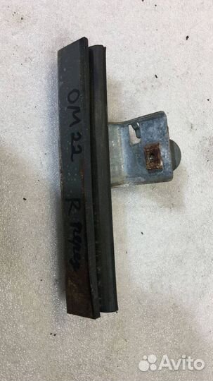 Направляющая стекла передней правой двери Cadilla