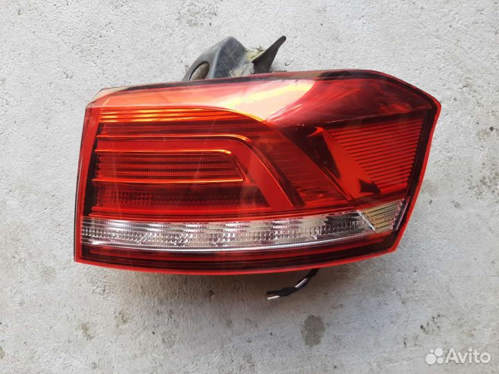Фонарь задний правый универсал Passat B8