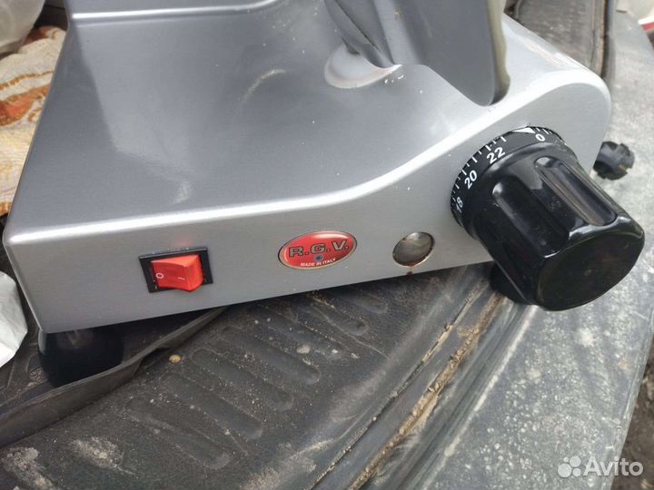 Слайсер для нарезки мяса и сыра