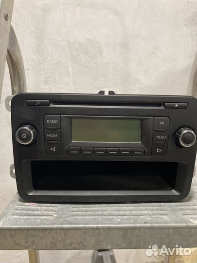 Штатная магнитола с рамкой на Skoda rapid 2014