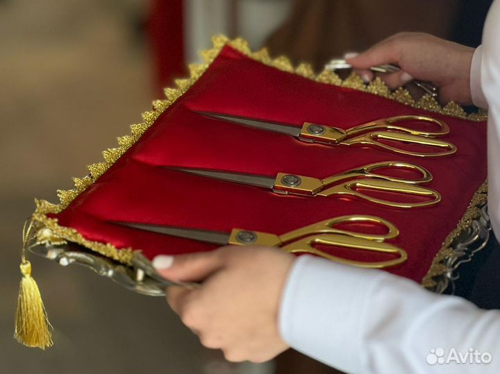 Золотые столбики и ковровая дорожка