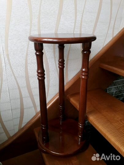 Подставка под цветы и статуэтки