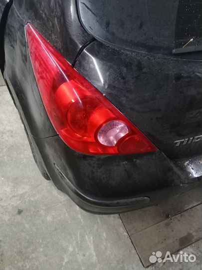 Nissan tiida крышка багажника