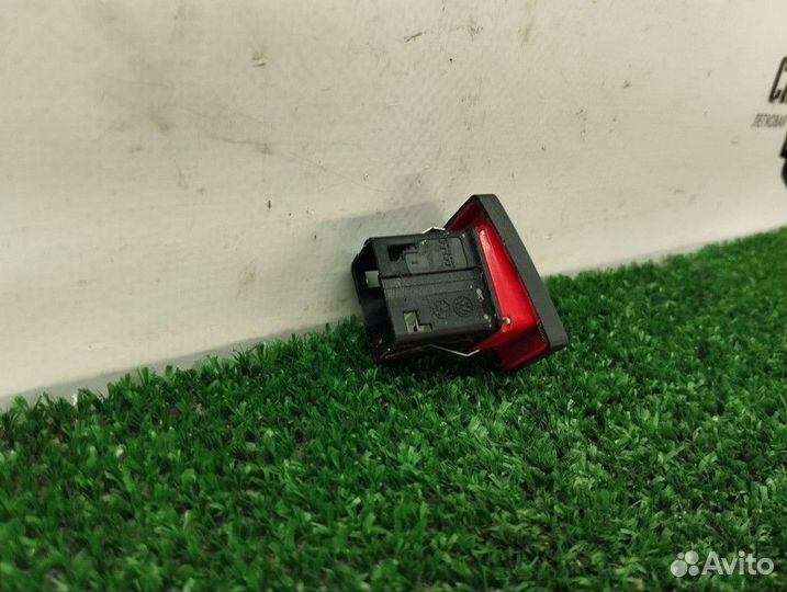 Кнопка аварийной сигнализации Volkswagen Golf