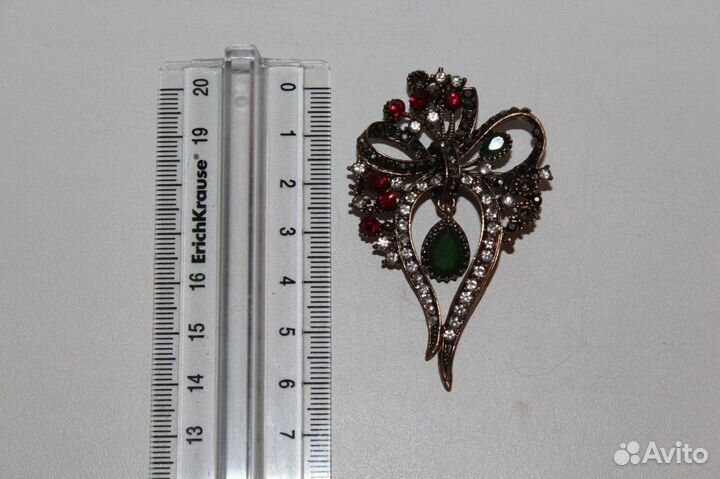 Брошь с кристаллами и стразами в античном стиле