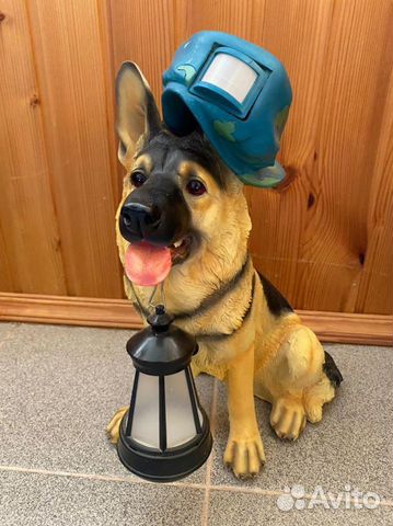 Декоративная фигура собака с фонарем для сада