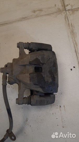 Суппорт передний правый Toyota Camry