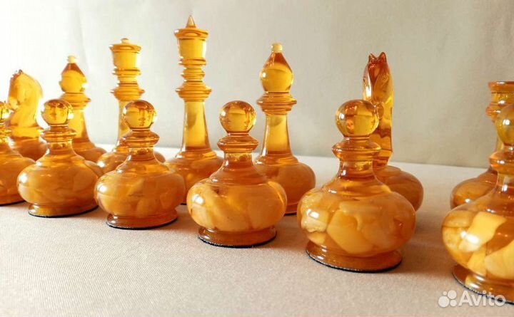 Шахматные фигуры янтарные