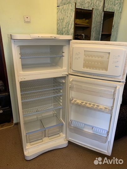 Холодильник бу Индезит. Размеры: 1430:600:650