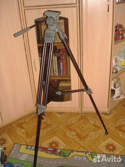 Штатив для видеокамеры