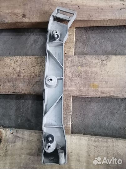 Кронштейн заднего бампера правый Ford Kuga 1