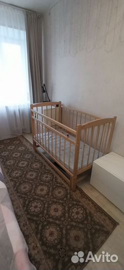 Кроватка детская с маятником