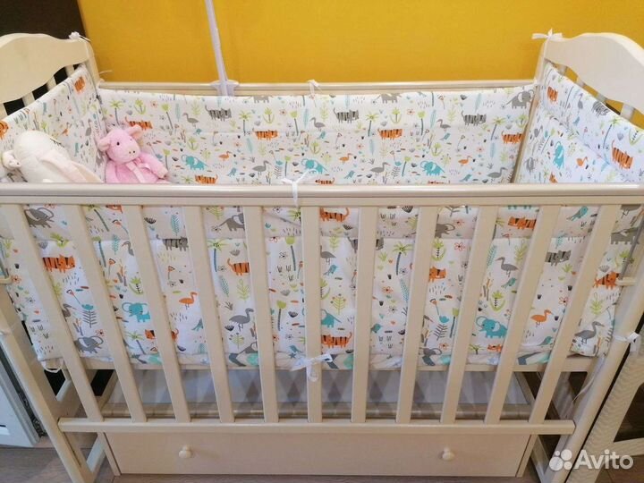 Детская кроватка с маятником