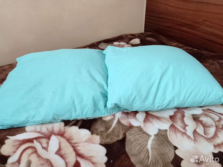 Подушка перьевая бу комплект из 2 штук