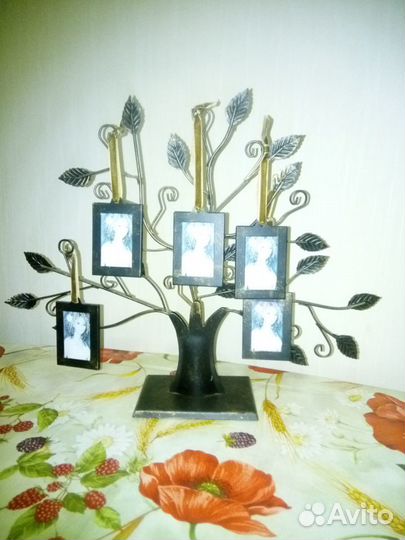 Дерево с фоторамками