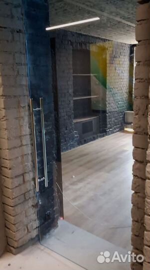 Стеклянная дверь