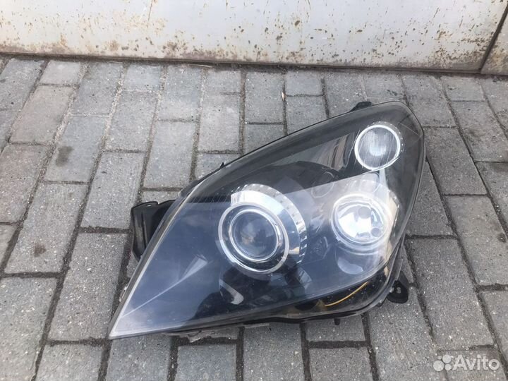 Фара Opel Astra H ксенон