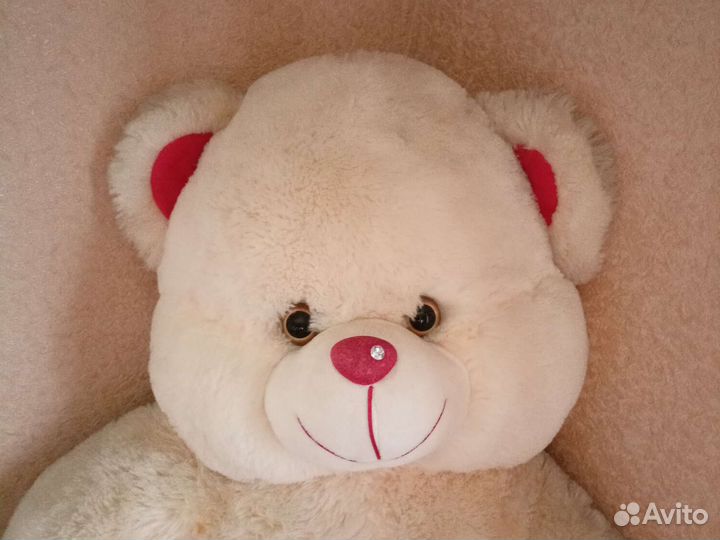 Большой плюшевый медведь