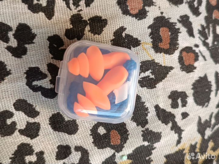 Беруши в пластиковом футляре на шнурке