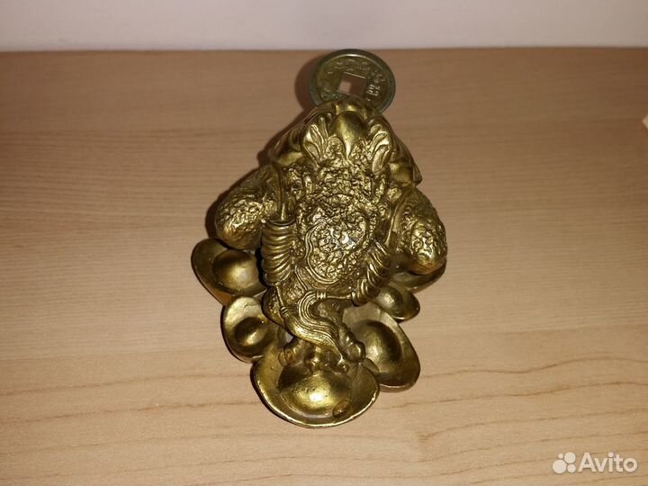 Денежная жаба на слитках, с капустой